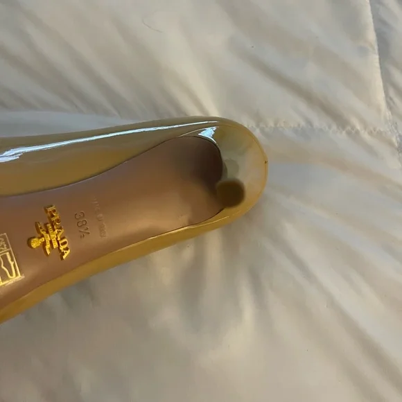 Prada 38.5 patent pumps with slight platform. Hardly worn! - Picture 3 of 8